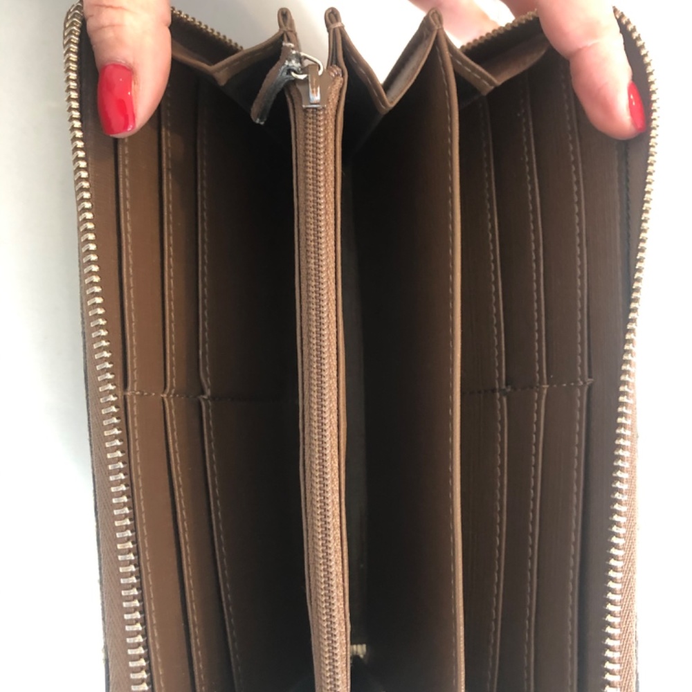 Authentic Gucci Wallet - Picture 4 of 7